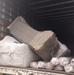 acomodação do sofá no baú do caminhão